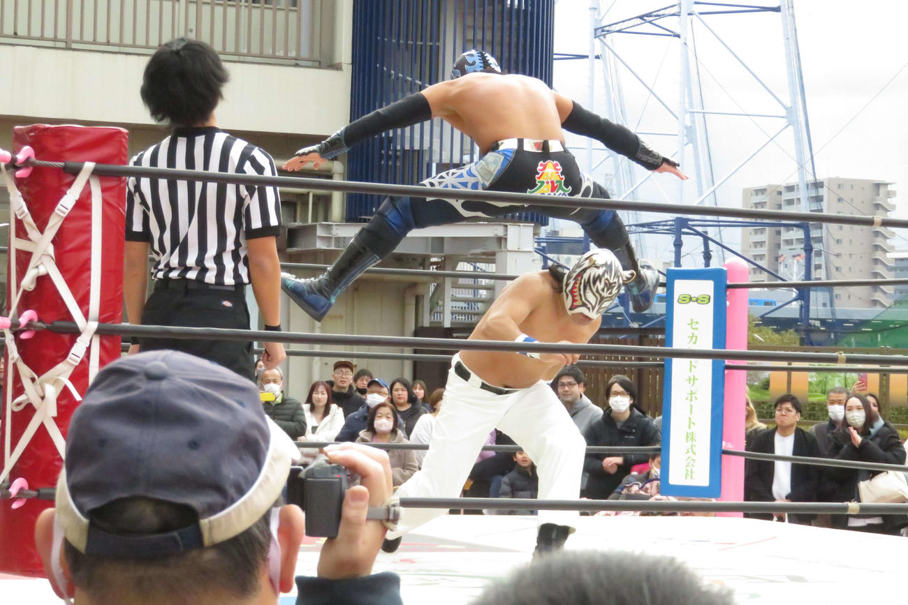 タイガースマスクVSアルティメット・スパイダーJr。熱戦が繰り広げられた
