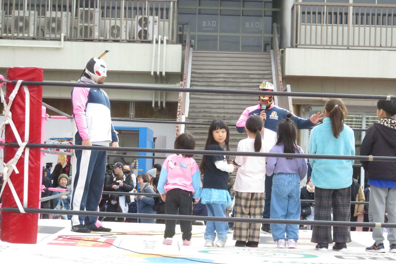 ちびっこプロレス教室が開催。子どもたちはふれあいを楽しんだ
