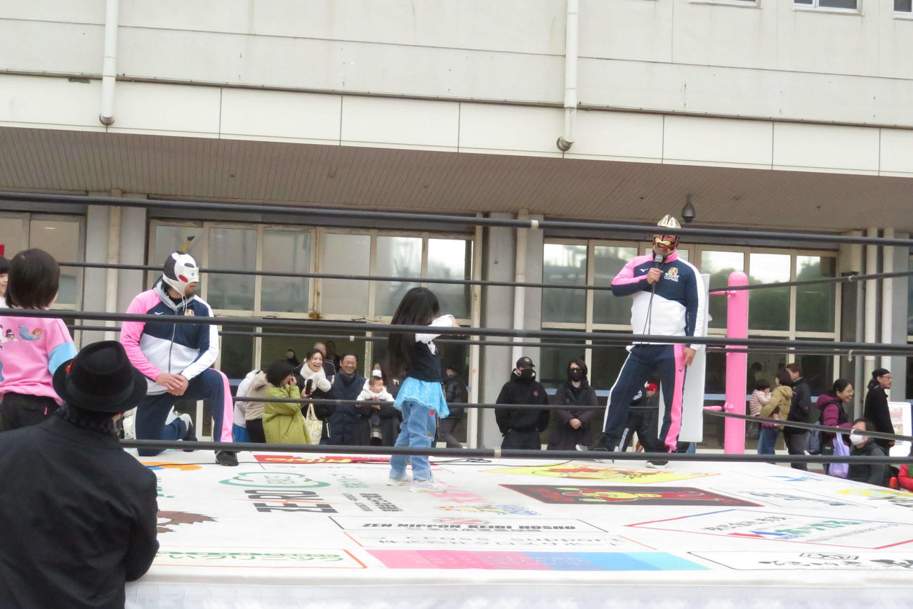 ちびっこプロレス教室が開催。子どもたちはふれあいを楽しんだ