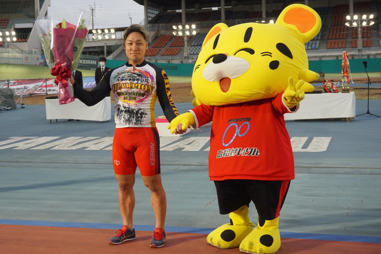優勝した郡司浩平（左）はチータカちゃんと手をつないで笑顔を見せた