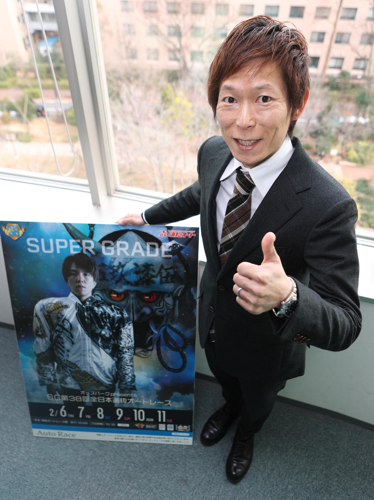 浜松オートSG「全日本選抜」をPRする佐藤貴也はベット・オン・ミーのポーズ（撮影・水谷安孝）