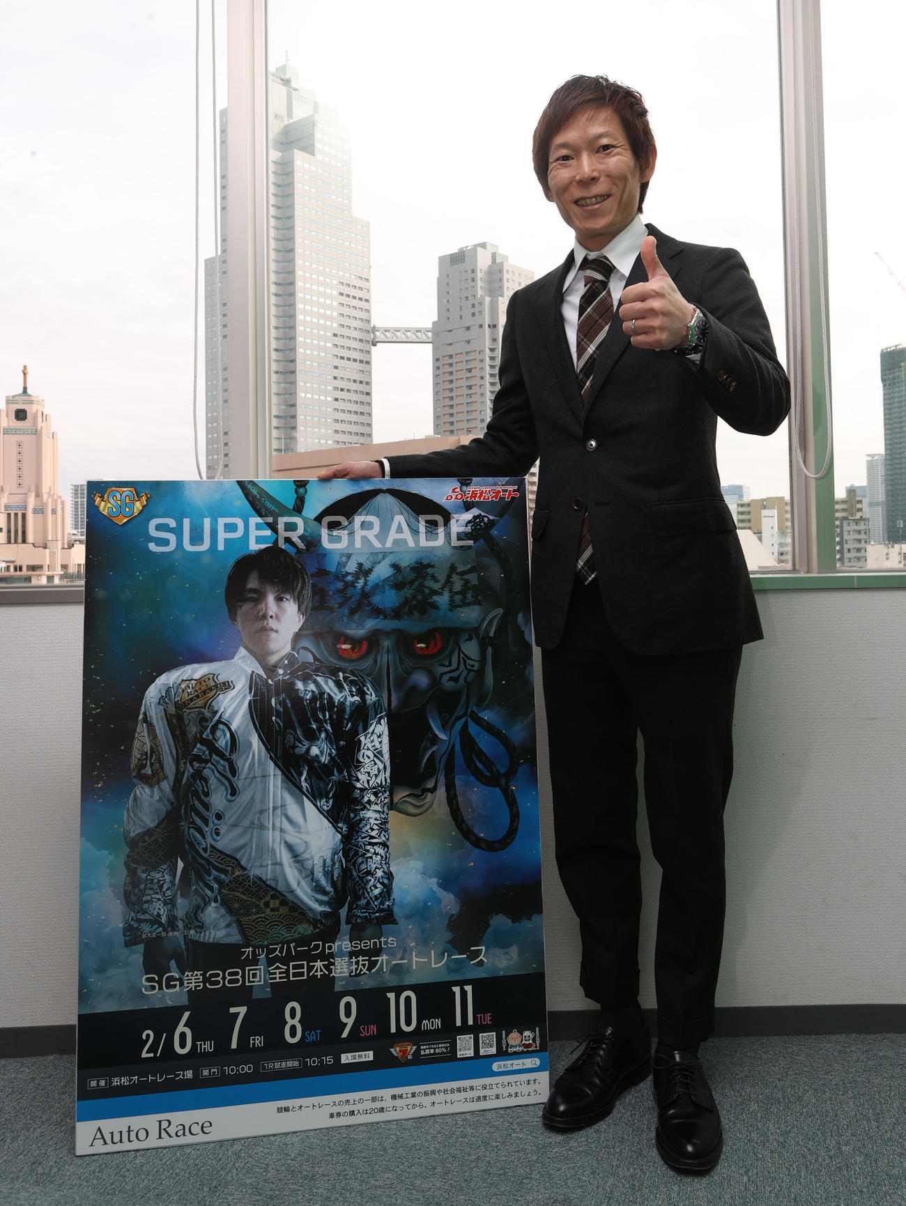 浜松オートSG「全日本選抜」をPRする佐藤貴也はベット・オン・ミーのポーズ（撮影・水谷安孝）