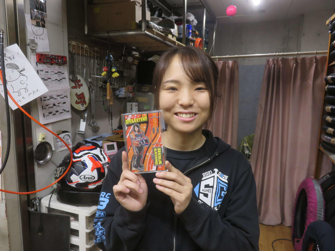 片野利沙は自身のアクスタを手に笑顔