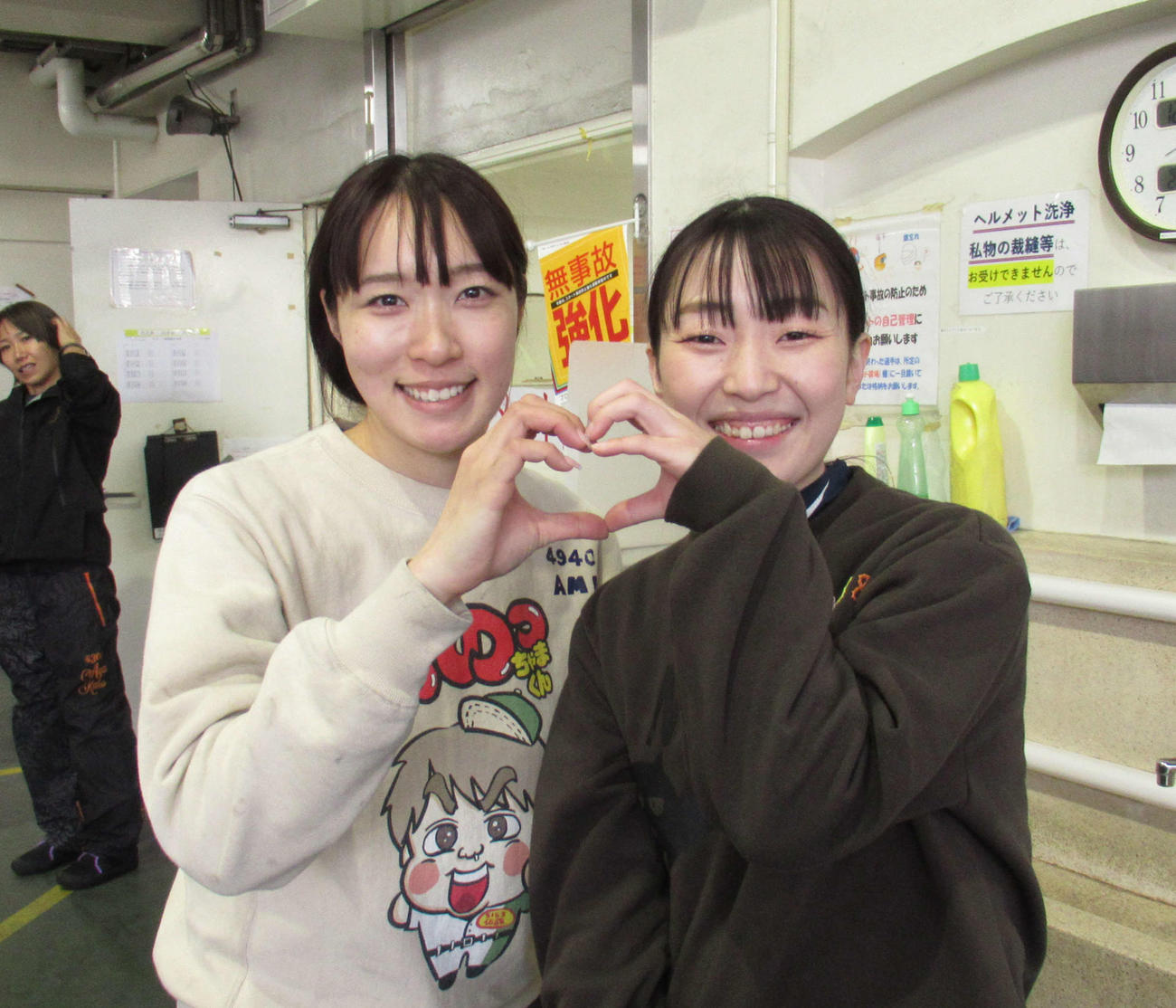 小芦るり華（右）、白石有美の同期コンビが笑顔でハート