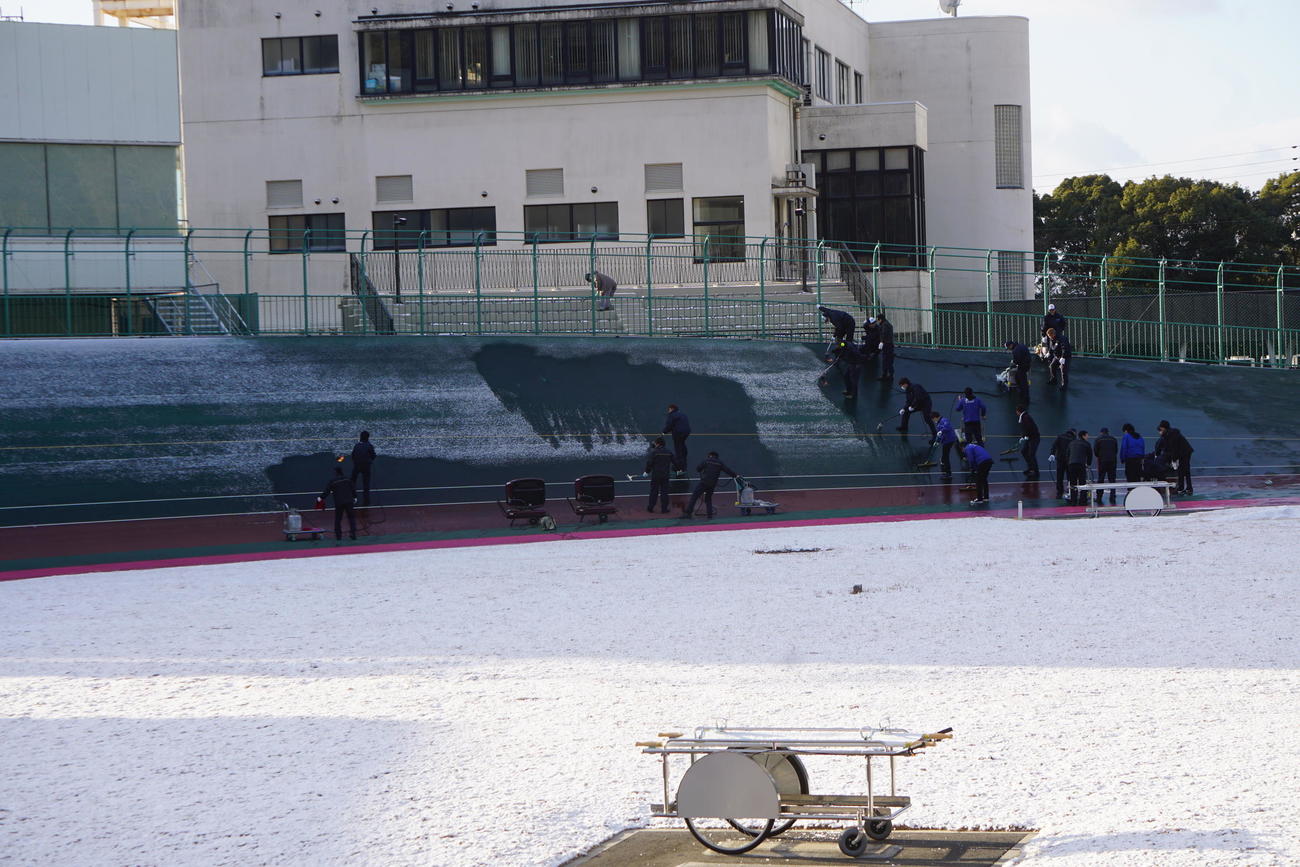 バンクに降り積もった雪を溶かして開催にこぎつけた