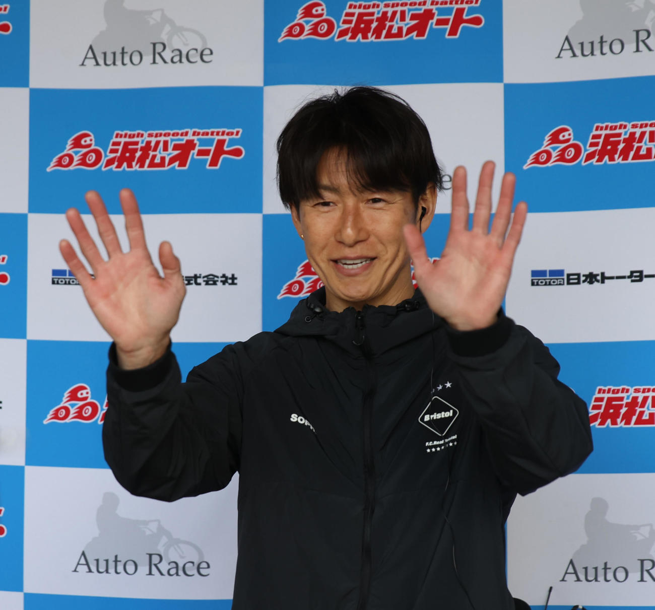 全日本選抜予選7Rで1着の篠原睦は勝利者インタビューで手を振る（撮影・柴田隆二）
