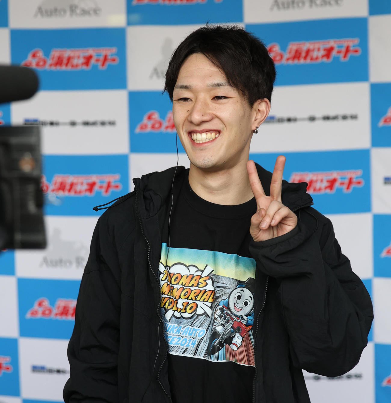 全日本選抜予選10Rで1着の黒川京介は勝利者インタビューでVサインする（撮影・柴田隆二）