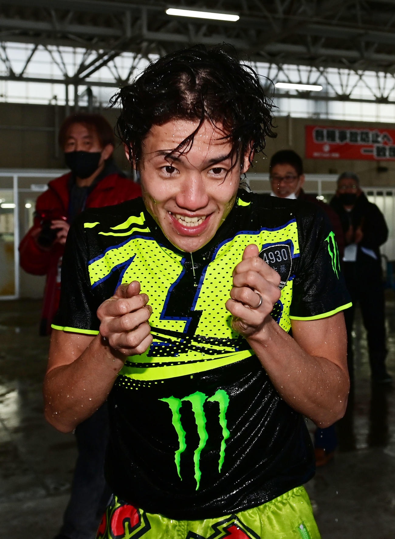G1初勝利を挙げ水神祭を受けた佐藤悠（撮影・和賀正仁）