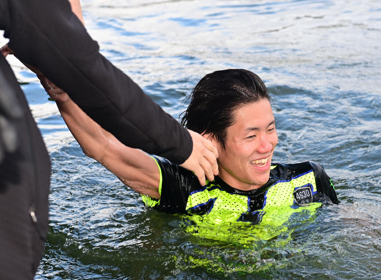 G1初勝利を挙げ水神祭を受ける佐藤悠（撮影・和賀正仁）