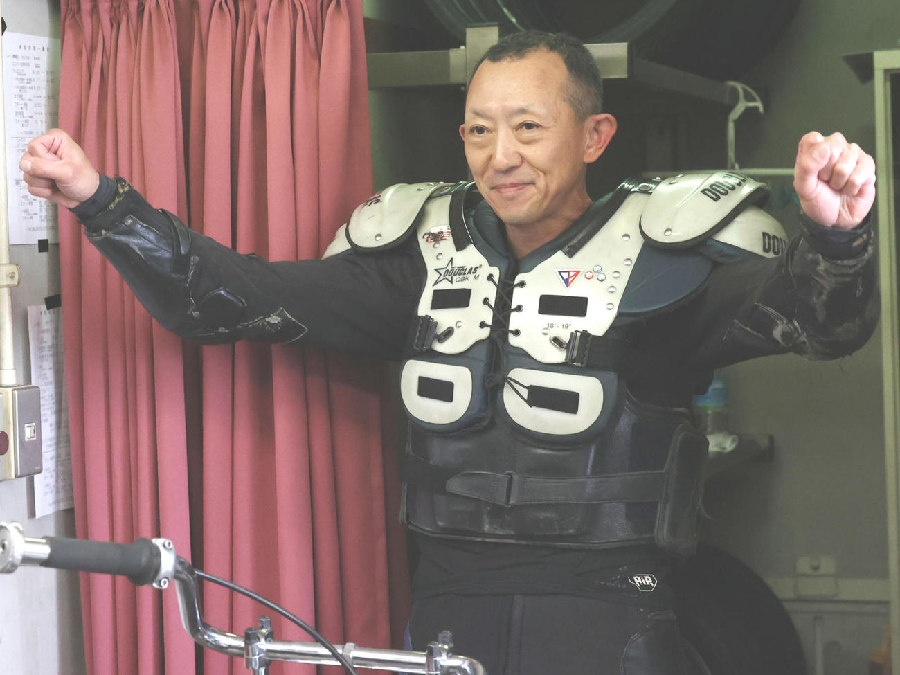 予選6Rを勝利してポーズを決める若井友和（撮影・柴田隆二）