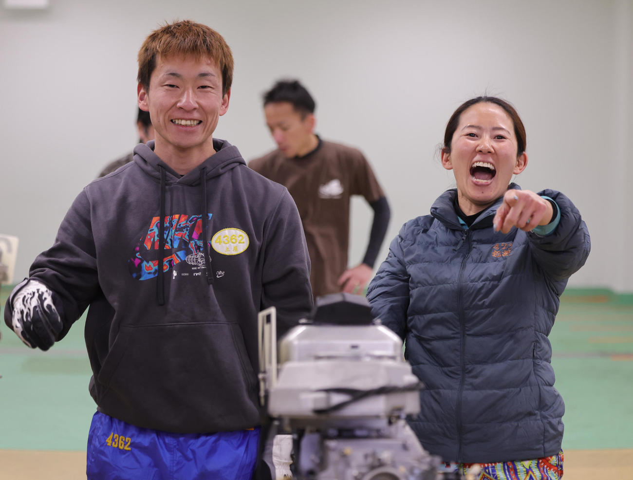前検で笑顔をみせる弟の土屋智則（左）と姉の土屋千明のきょうだい（撮影・野上伸悟）