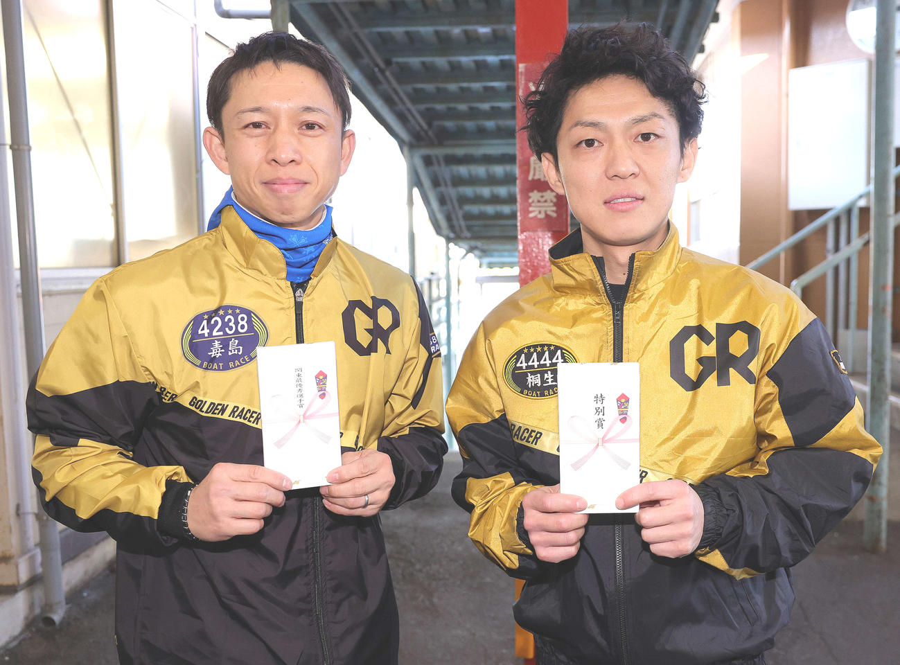 優秀選手の表彰を受けた毒島誠（左）と特別賞の桐生順平