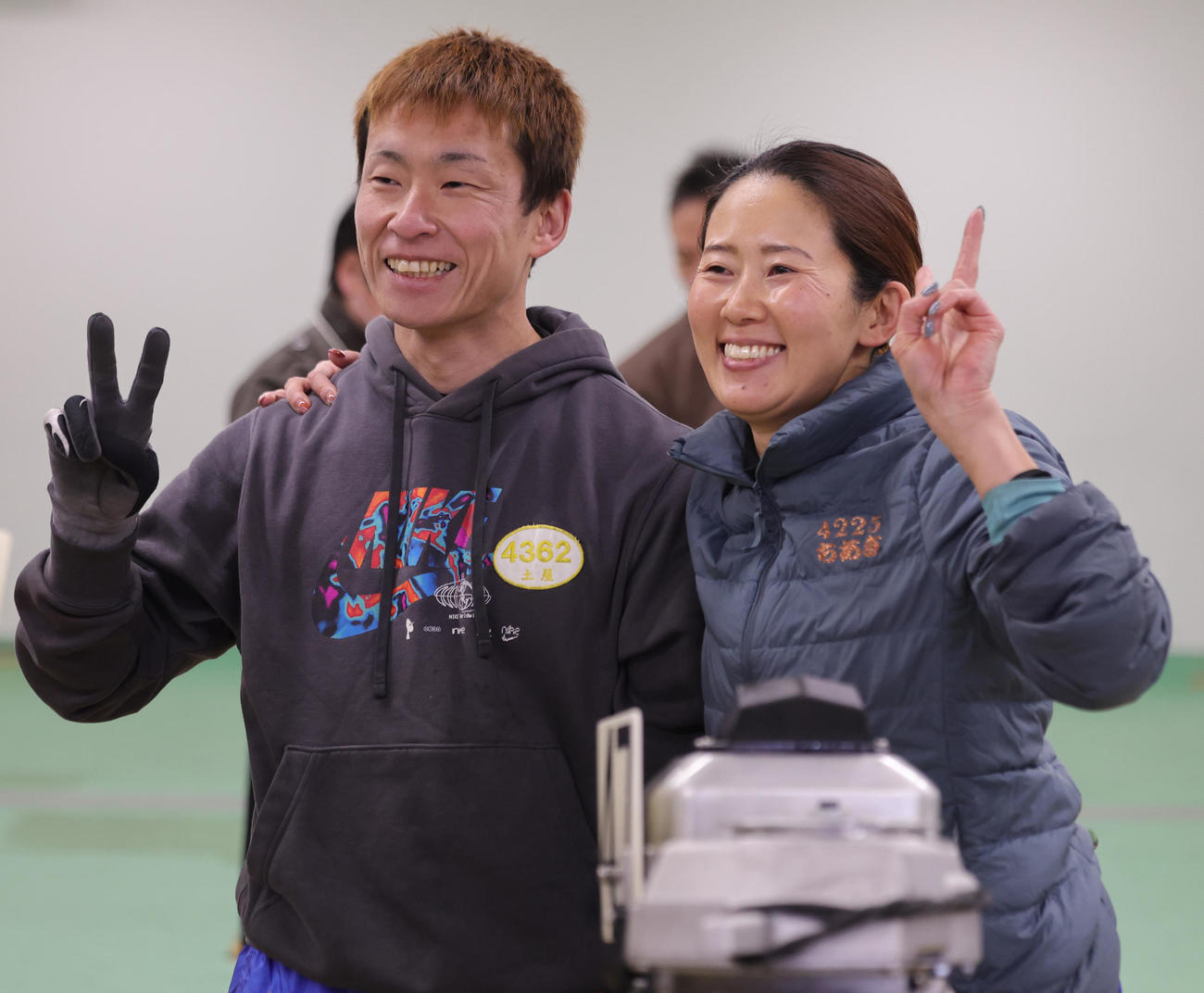 8日、2人で写真に納まる弟の土屋智則（左）と姉の千明