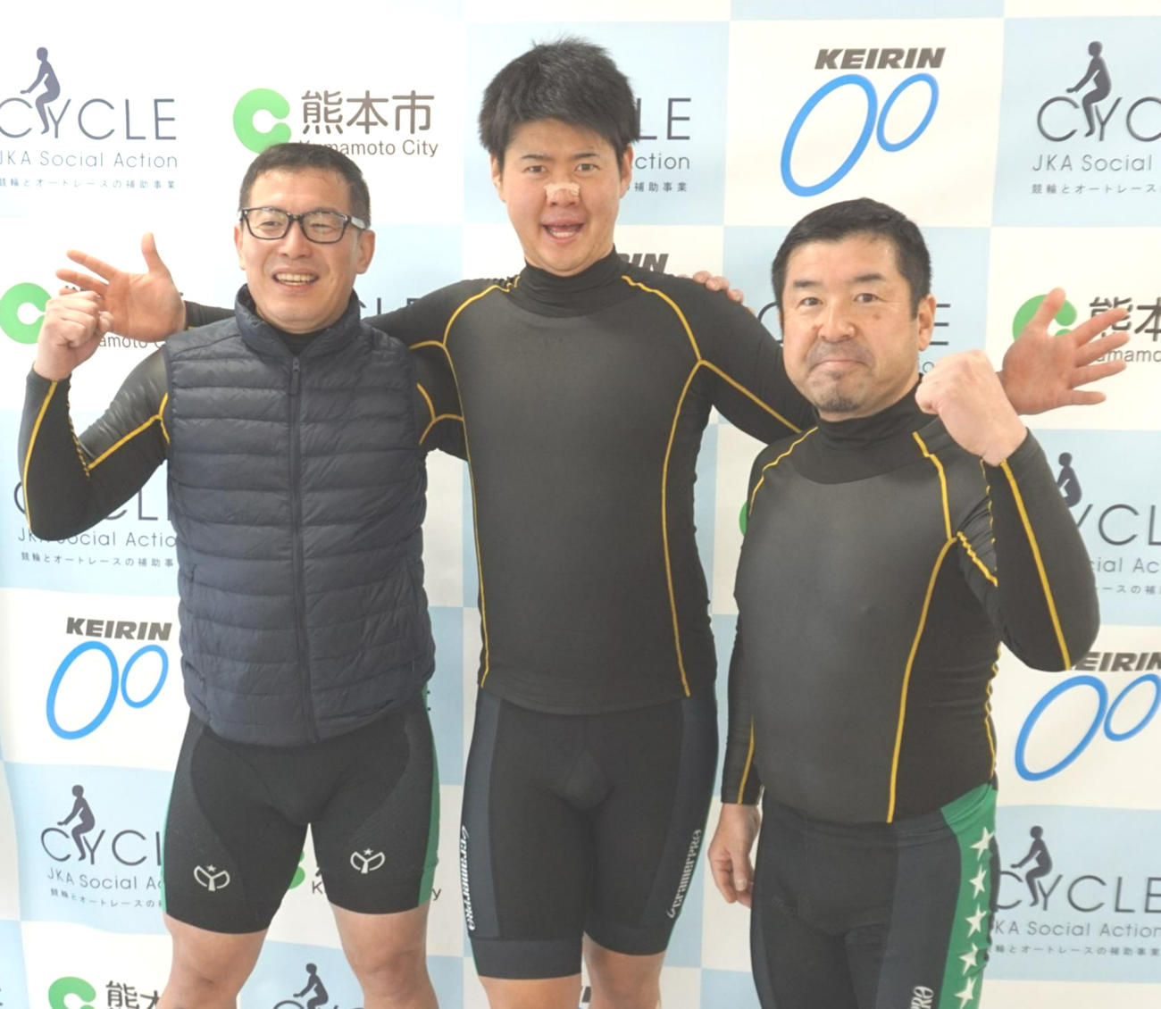 地元トリオで好連係を決めた広田樹里（左）小山峻汰（中）大窪輝之