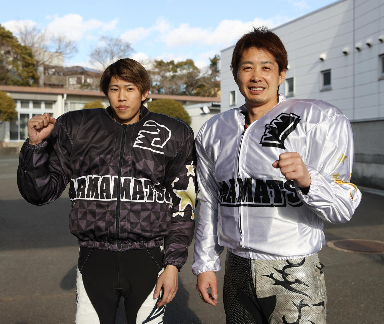 準決勝戦10Rで1着の金子大輔（右）と2着の長田稚也はガッツポーズする（撮影・柴田隆二）