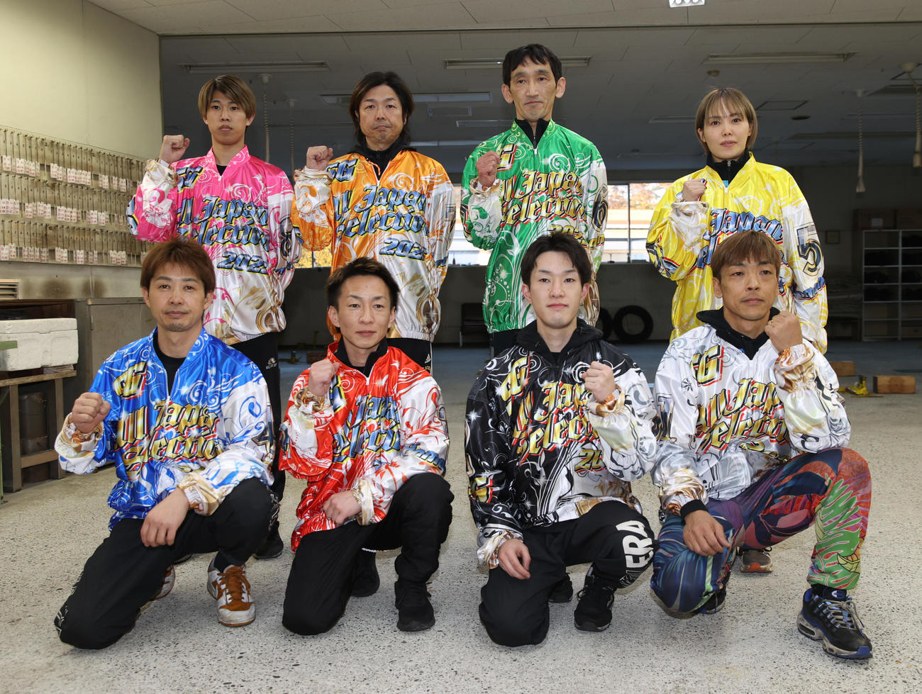 優勝戦出場選手の記念撮影、前列左から金子大輔、鈴木宏和、黒川京介、青山周平、後列左から長田稚也、有吉辰也、伊藤信夫、佐藤摩弥（撮影・柴田隆二）
