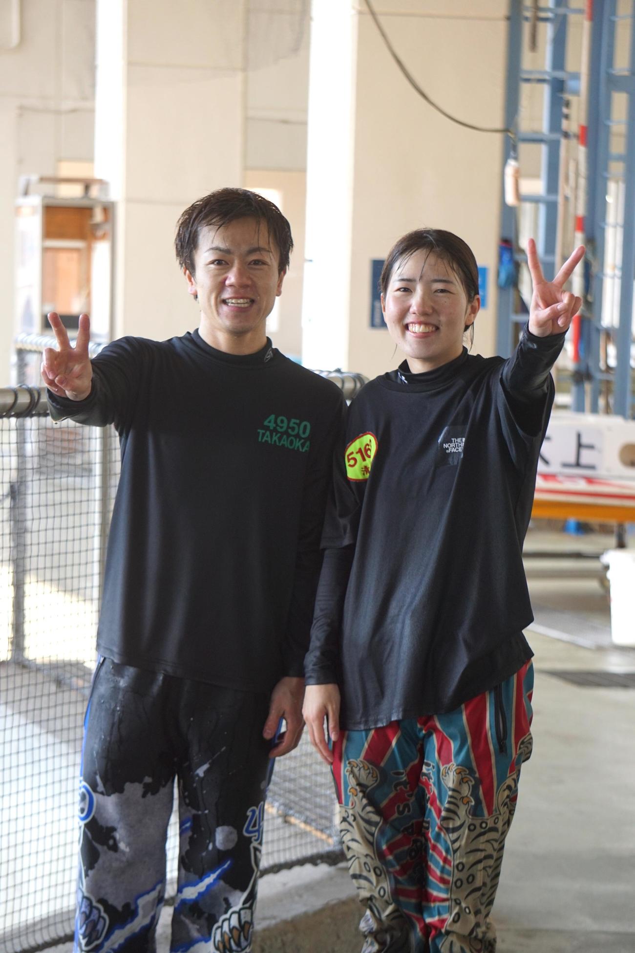高岡竜也（左）と清水愛海が仲良く水神祭