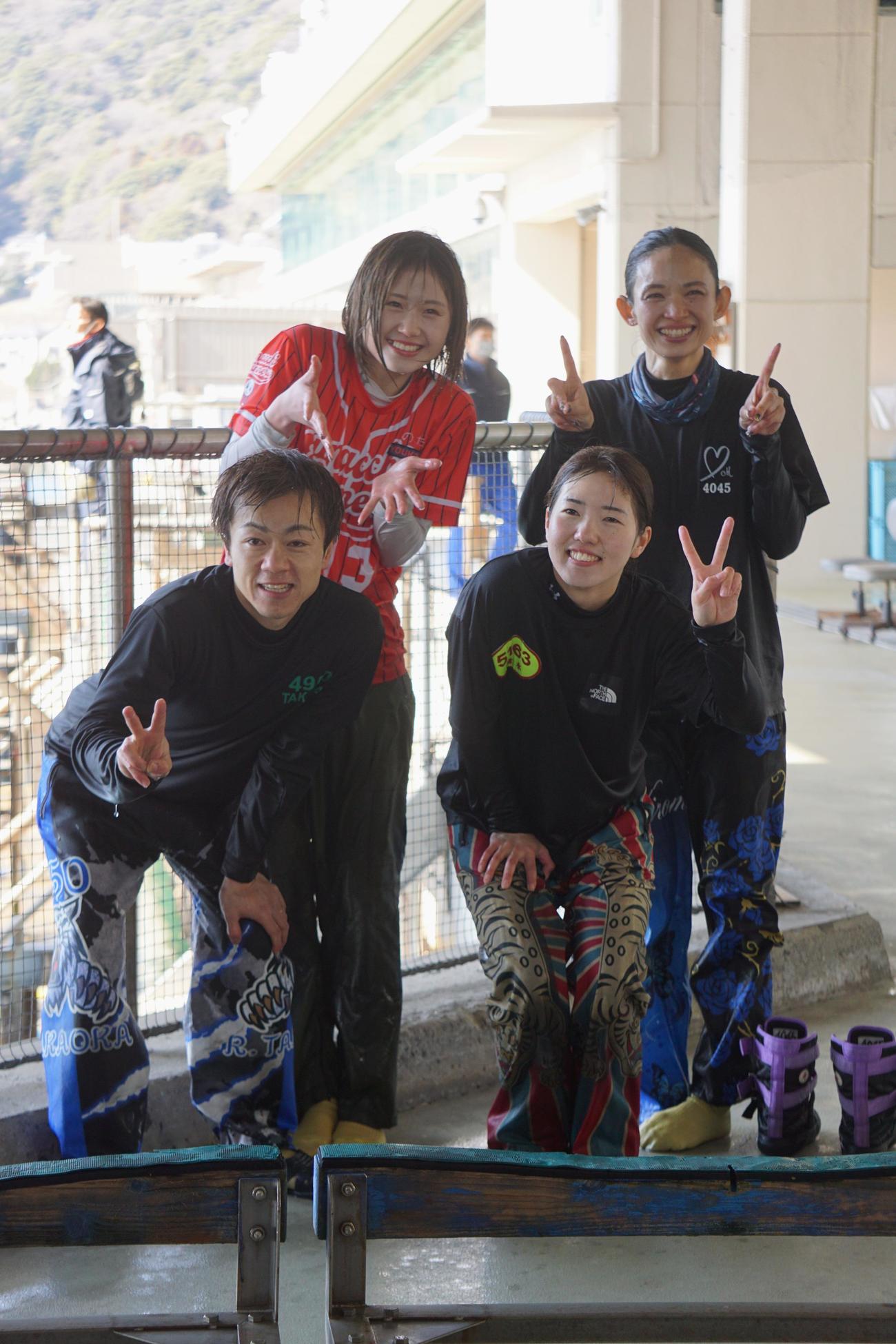 水神祭の高岡竜也（左下）と清水愛海（右下）と一緒に野田彩加（左上）と佐々木裕美（右上）も水面にダイブ