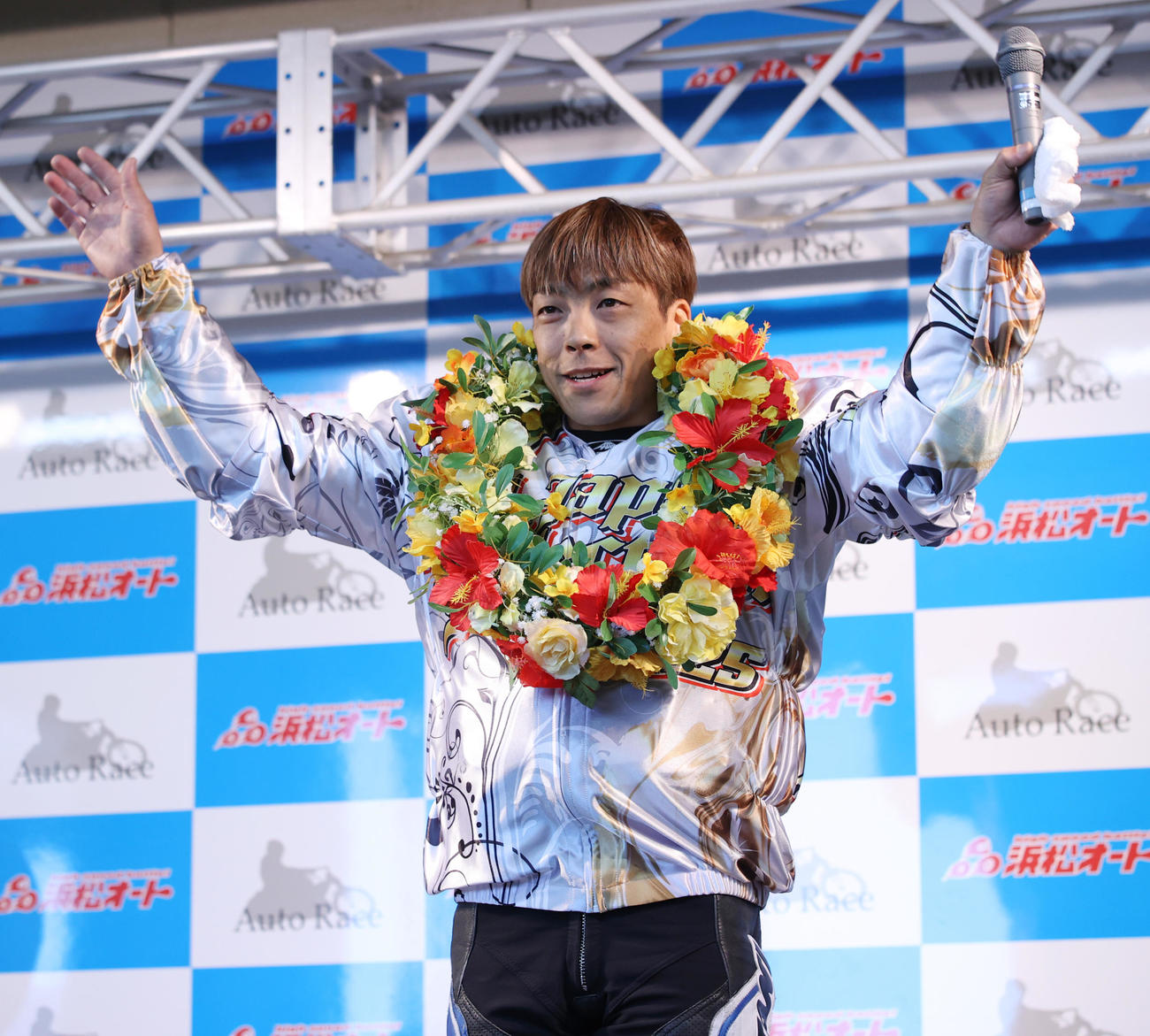 優勝した青山周平はファンの声援に応える（撮影・柴田隆二）