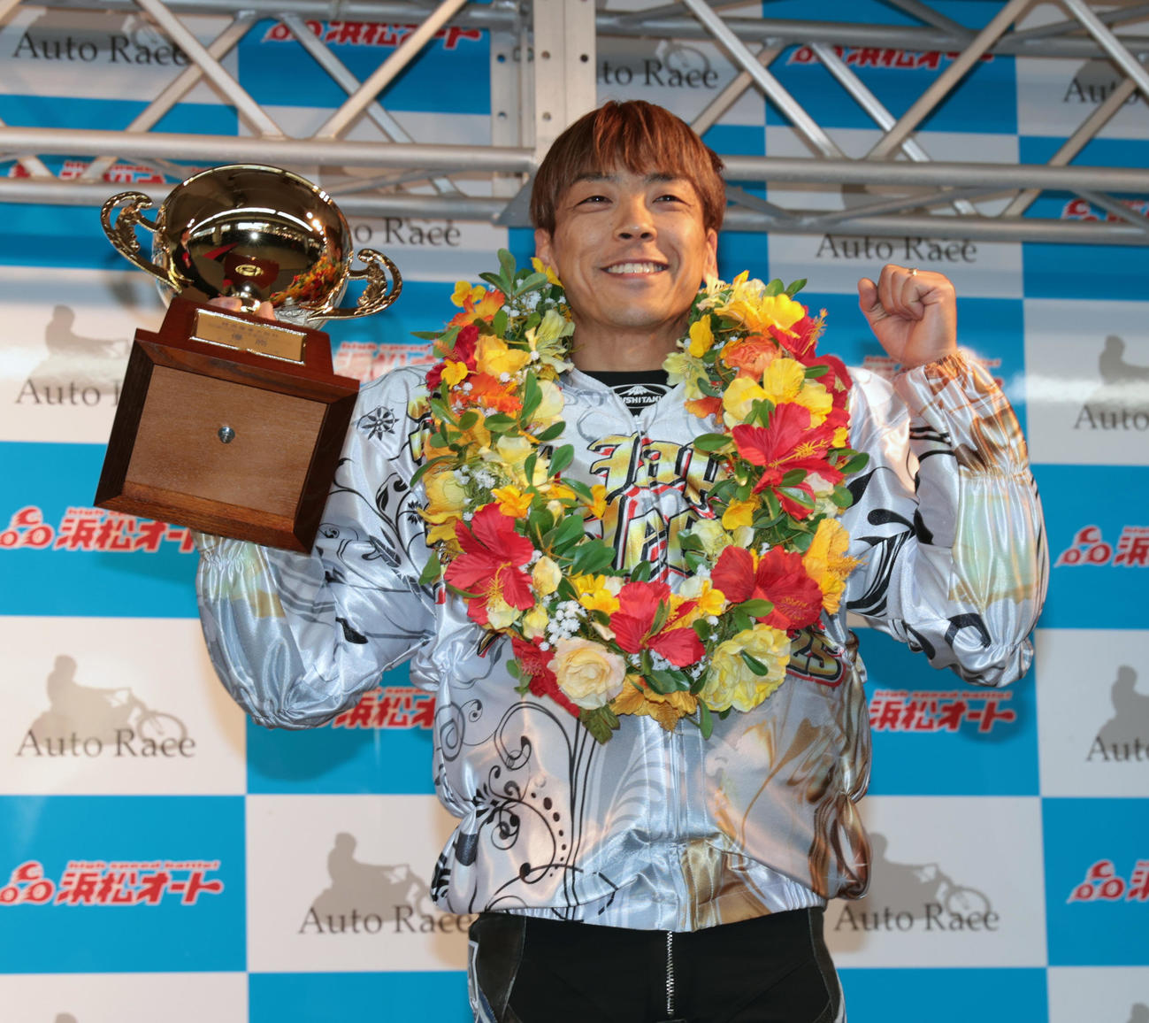 優勝杯を掲げる青山周平（撮影・柴田隆二）