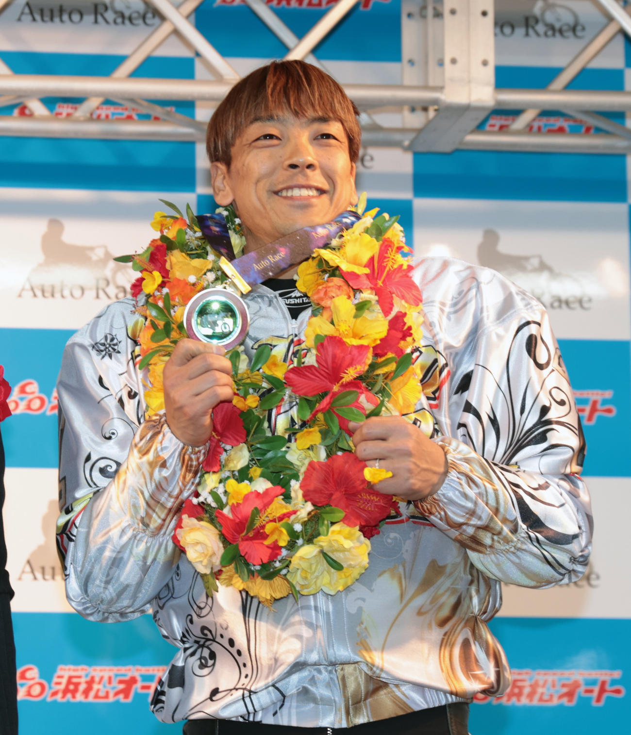 優勝メダルを掲げる青山周平（撮影・柴田隆二）