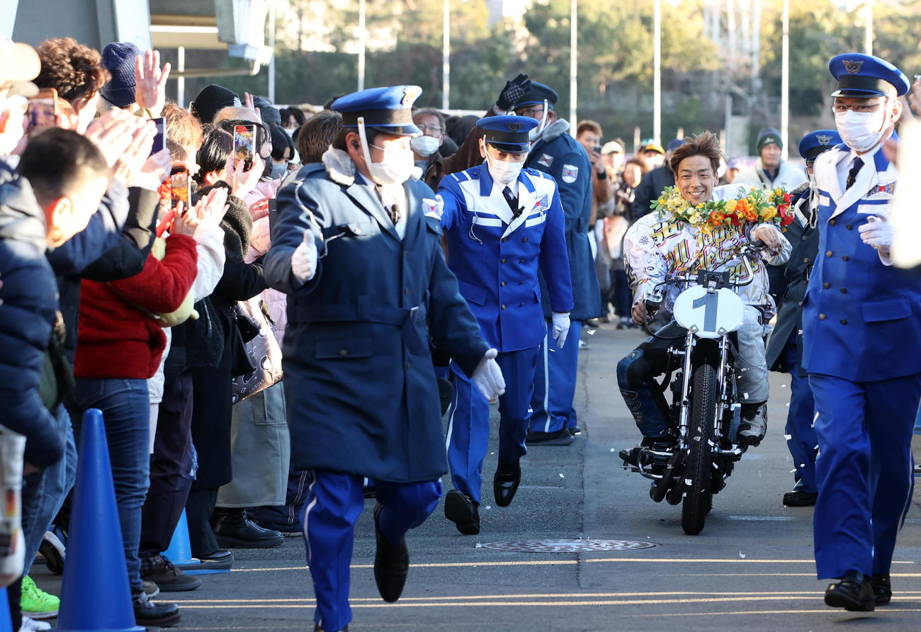 優勝した青山周平は表彰式会場までファンの花道を走る（撮影・柴田隆二）