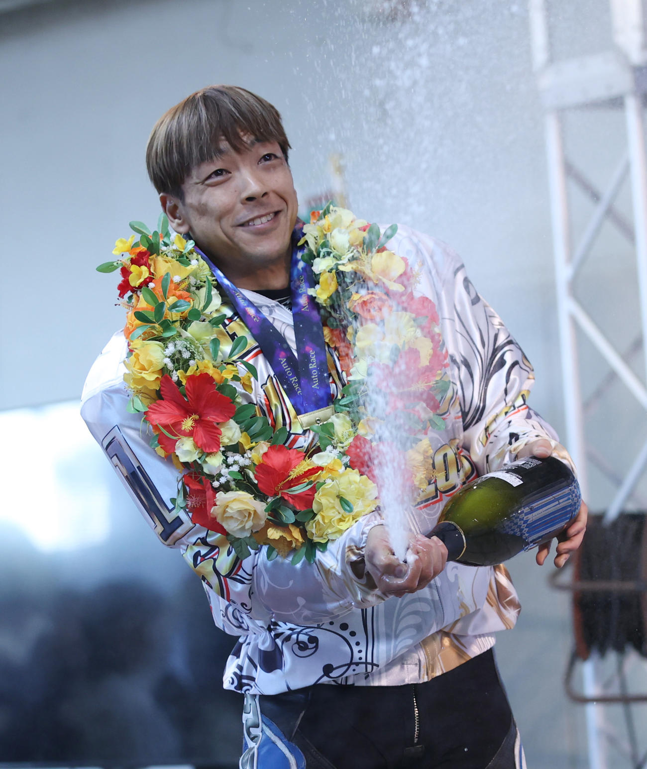 優勝した青山周平はシャンパンファイトする（撮影・柴田隆二）