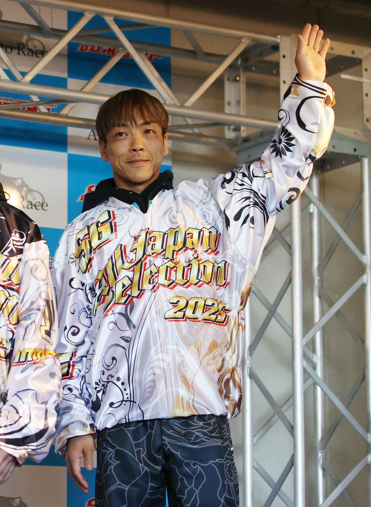 優勝戦出場選手紹介で手を振る青山周平（撮影・柴田隆二）