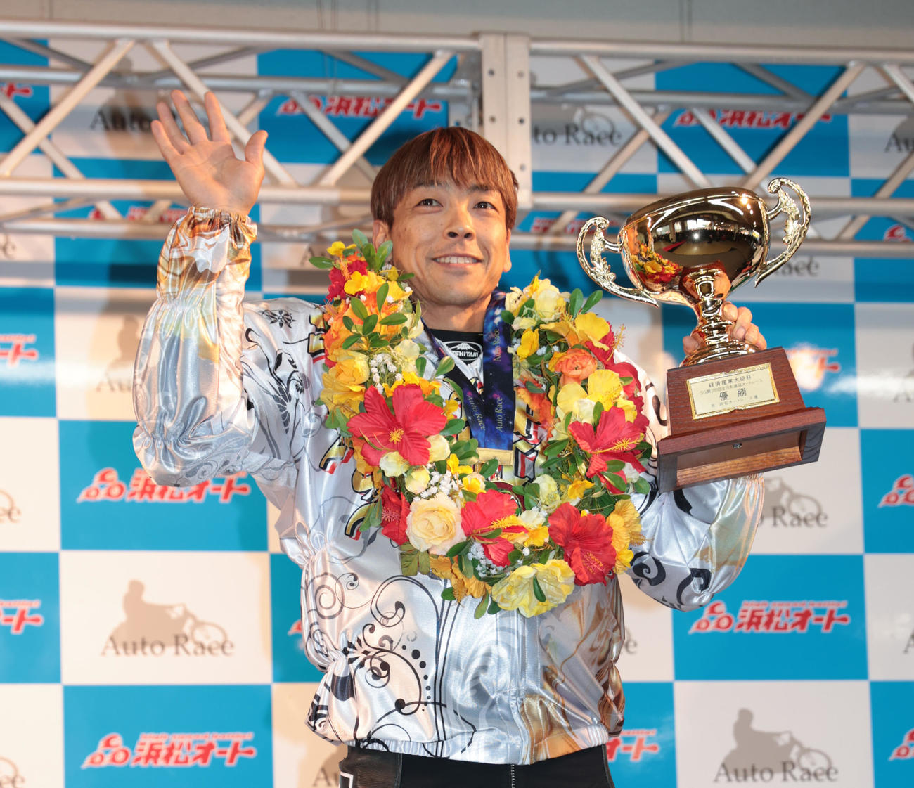 優勝杯を掲げる青山周平（撮影・柴田隆二）