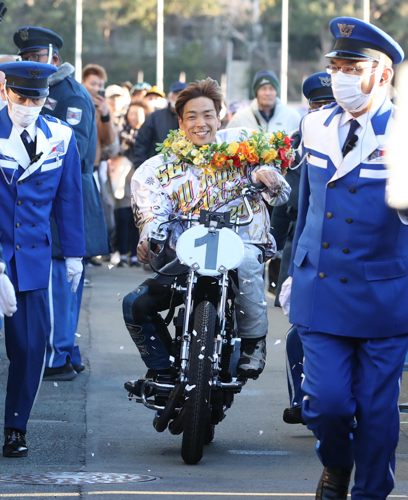 優勝した青山周平は表彰式会場までファンの花道を走る（撮影・柴田隆二）