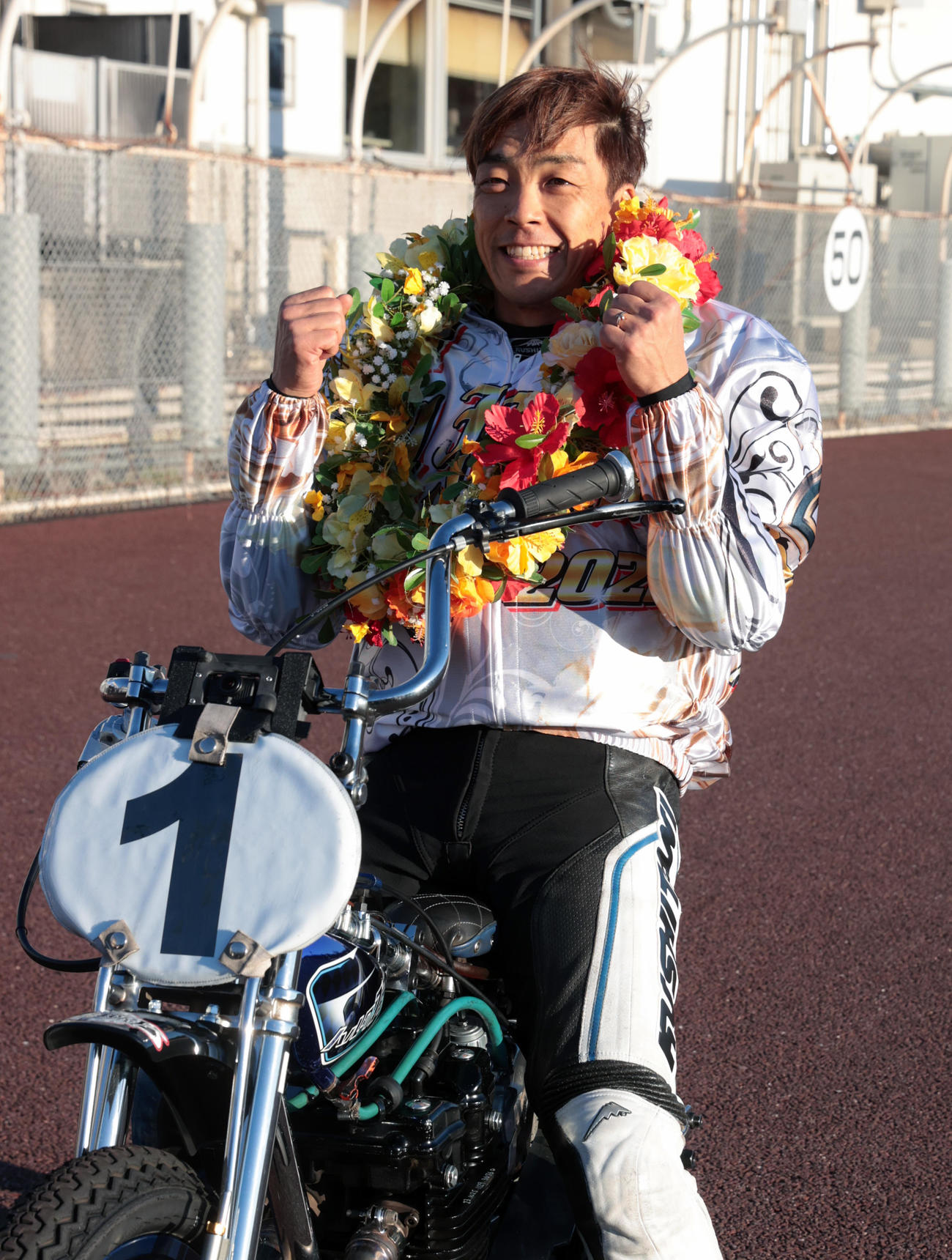 優勝した青山周平はガッツポーズする（撮影・柴田隆二）