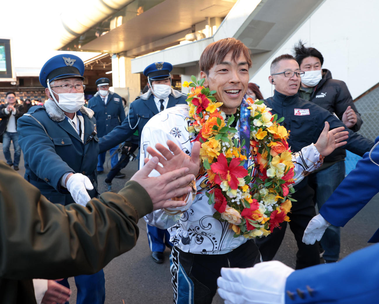 優勝した青山周平はファンとハイタッチする（撮影・柴田隆二）