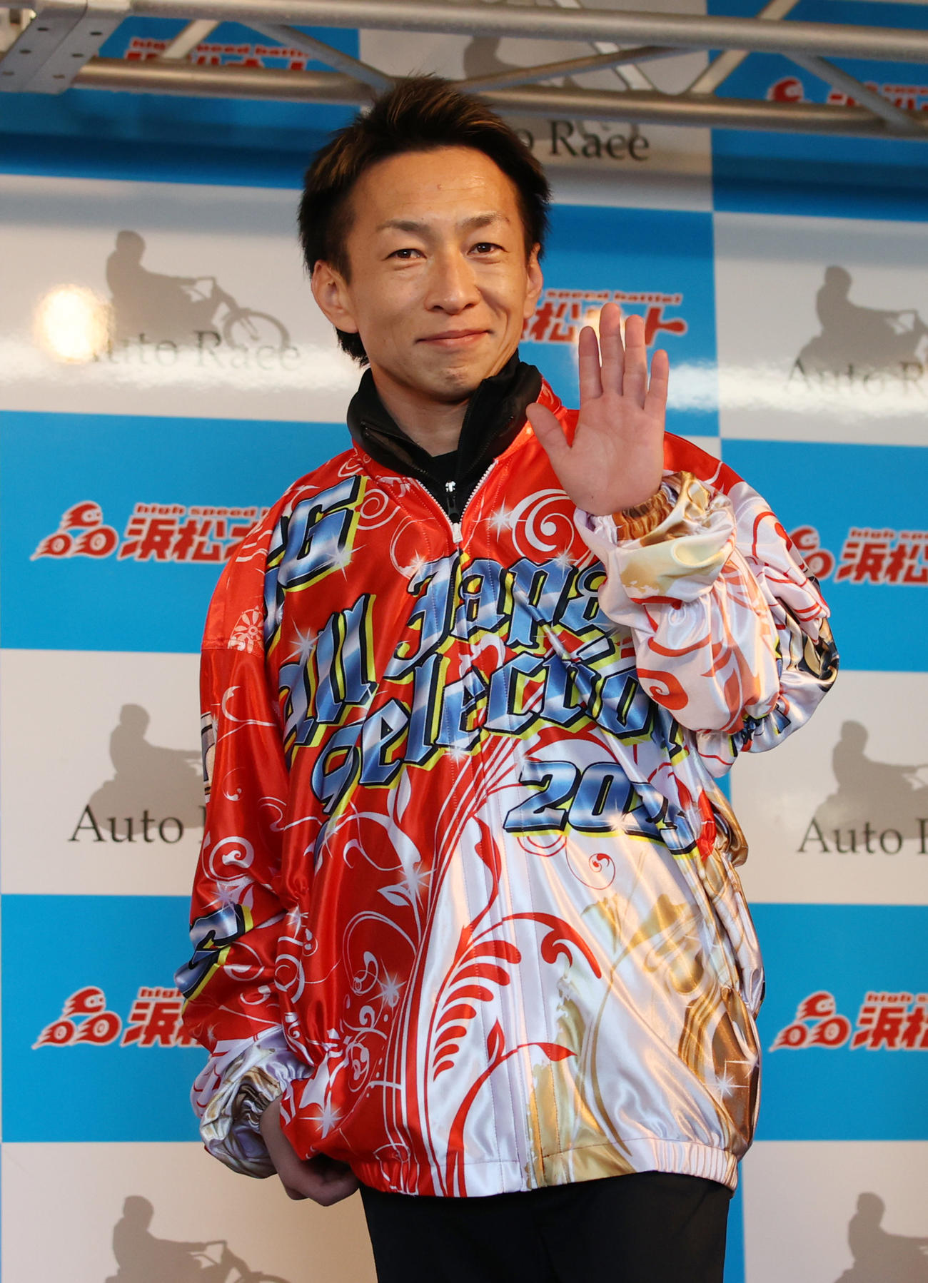 優勝戦出場選手紹介で手を振る鈴木宏和（撮影・柴田隆二）