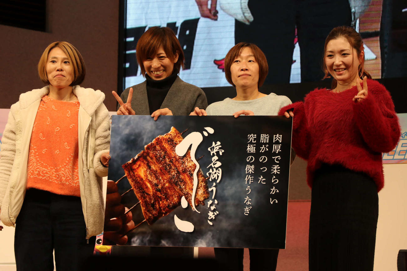 スピードクイーンメモリアル壮行会の出場選手4人。左から細川裕子、長嶋万記、三浦永理、西橋奈未