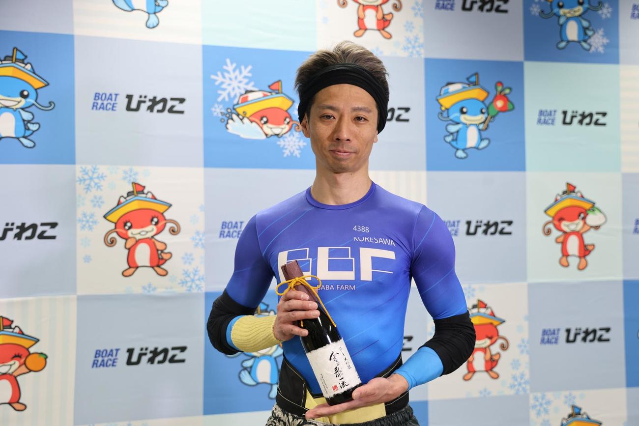 寿元優勝の是沢孝宏が、大吟醸酒を手に笑顔（外部提供）