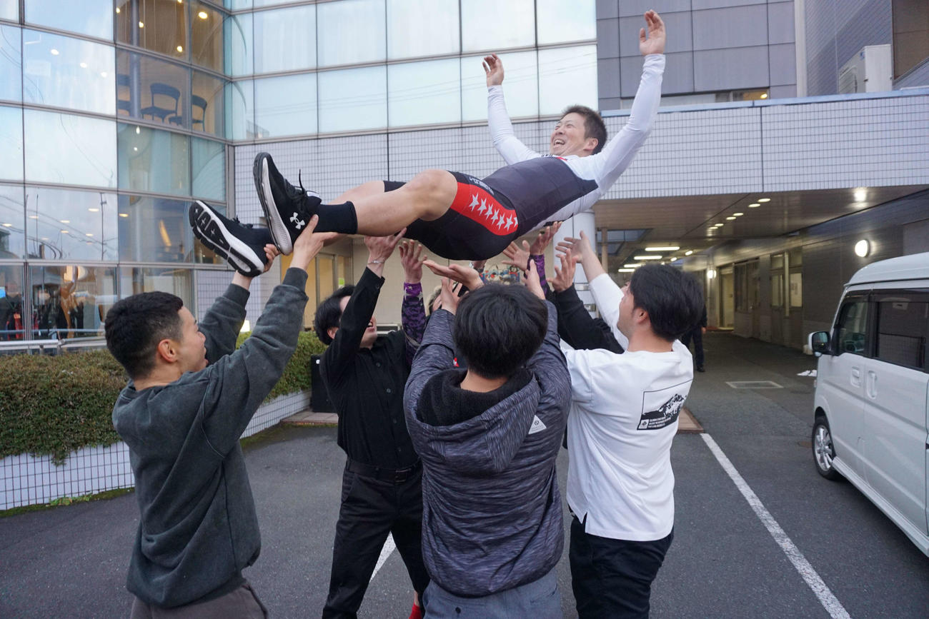 地元の後輩たちがリーダーの深谷知広を胴上げで祝福した