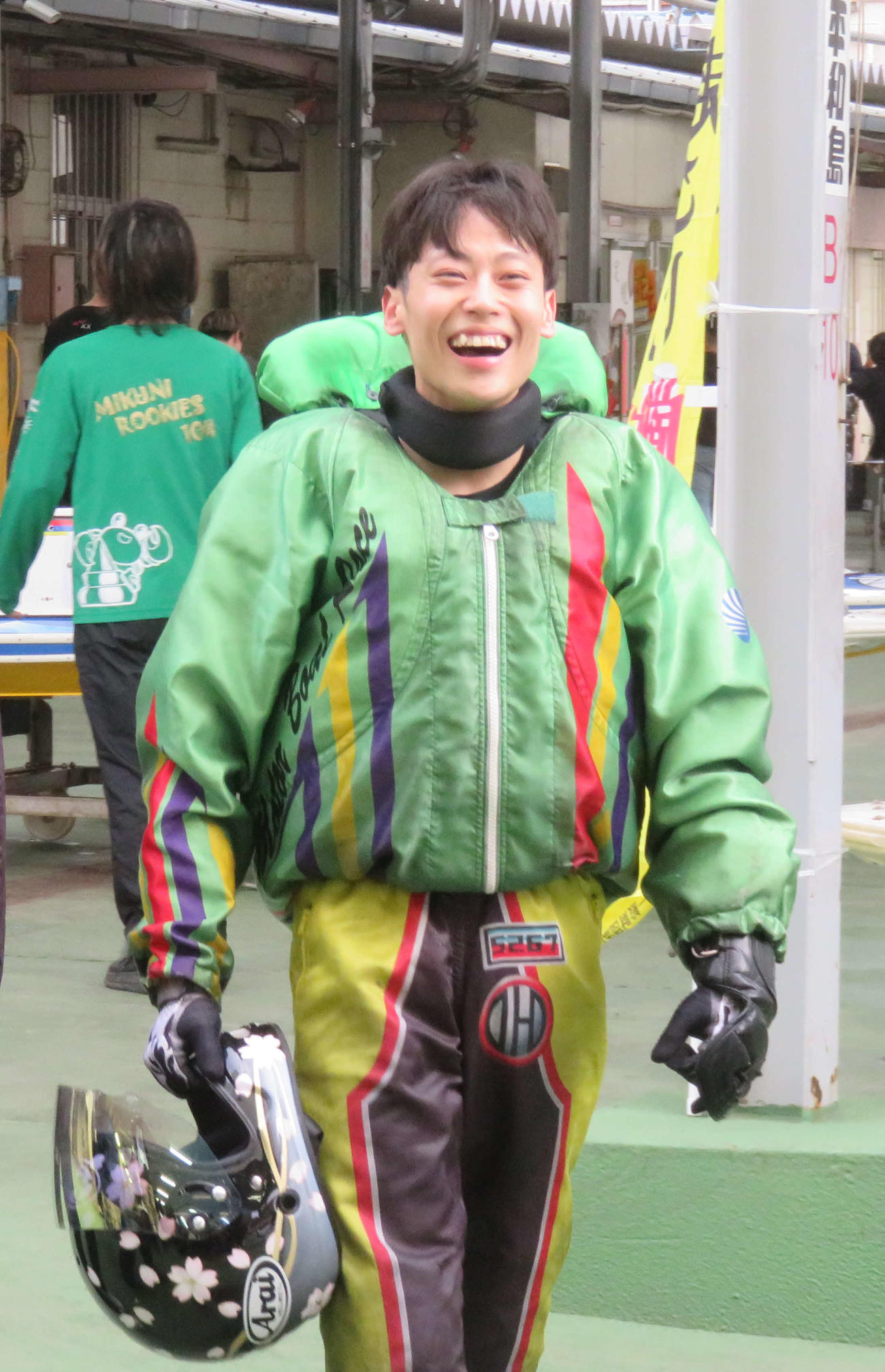 石本裕武は初日連勝発進を決め、満面に笑みを浮かべ引き揚げる