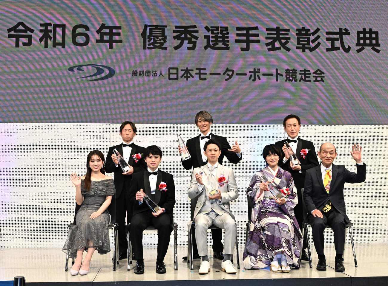 写真撮影に納まる、前列左から矢吹奈子、藤原碧生、毒島誠、遠藤エミ、笹野高史、後列左から中辻崇人、峰竜太、西島義則（撮影・千葉一成）