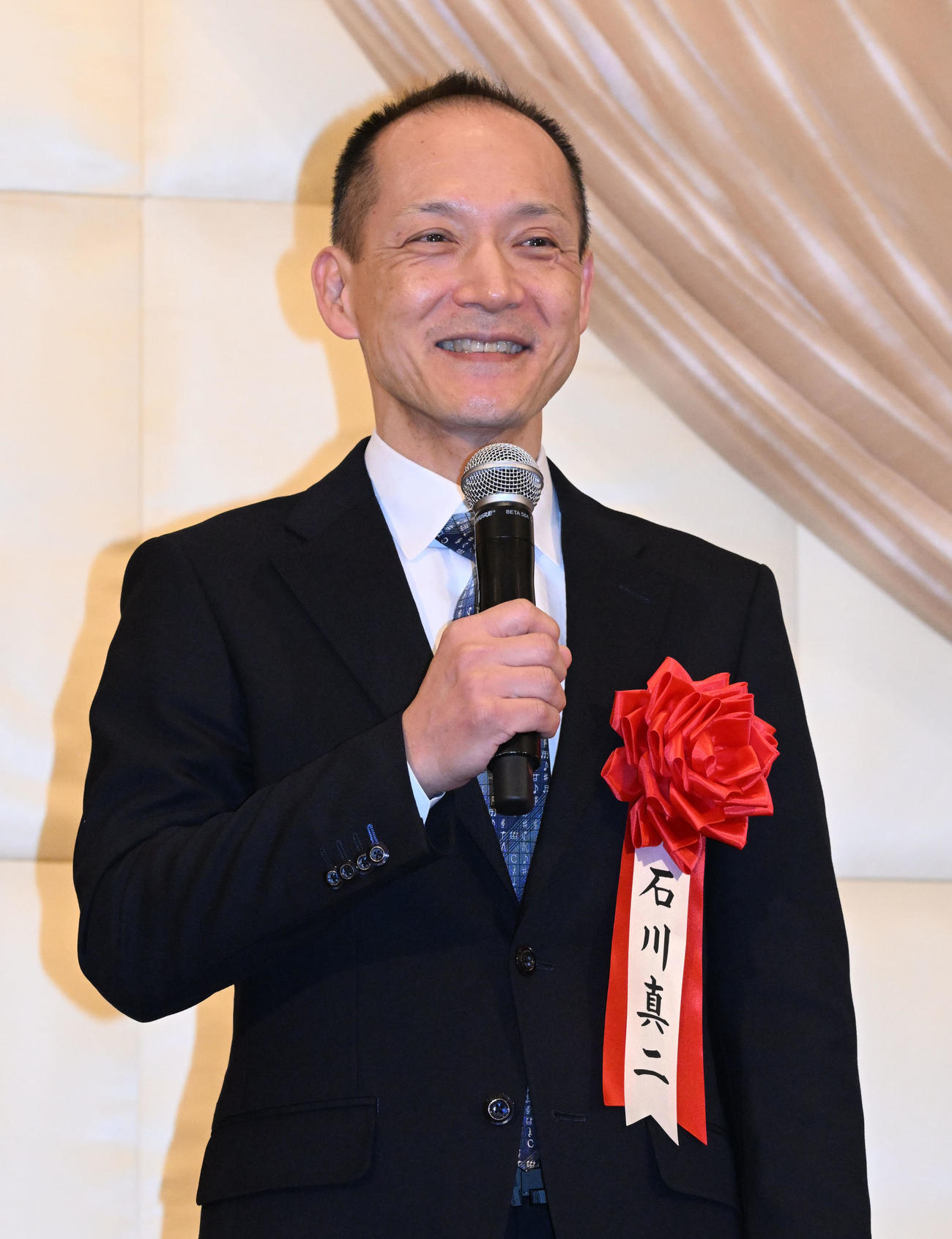 ボートレース年間三賞の表彰式で敢闘賞を受賞し、喜びのあいさつをする石川真二（撮影・千葉一成）