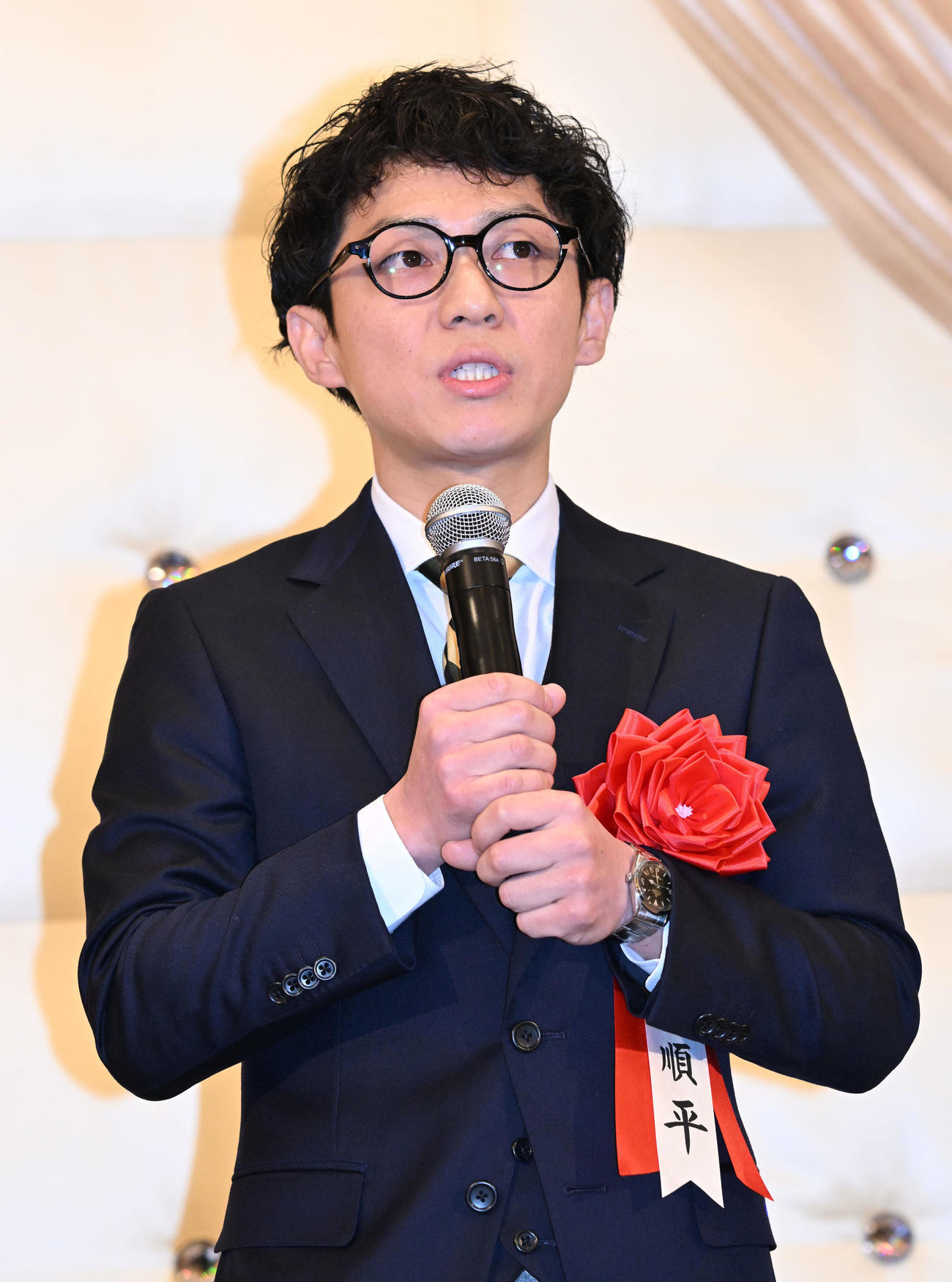ボートレース年間三賞の表彰式で技能賞を受賞し、喜びのあいさつをする桐生順平（撮影・千葉一成）