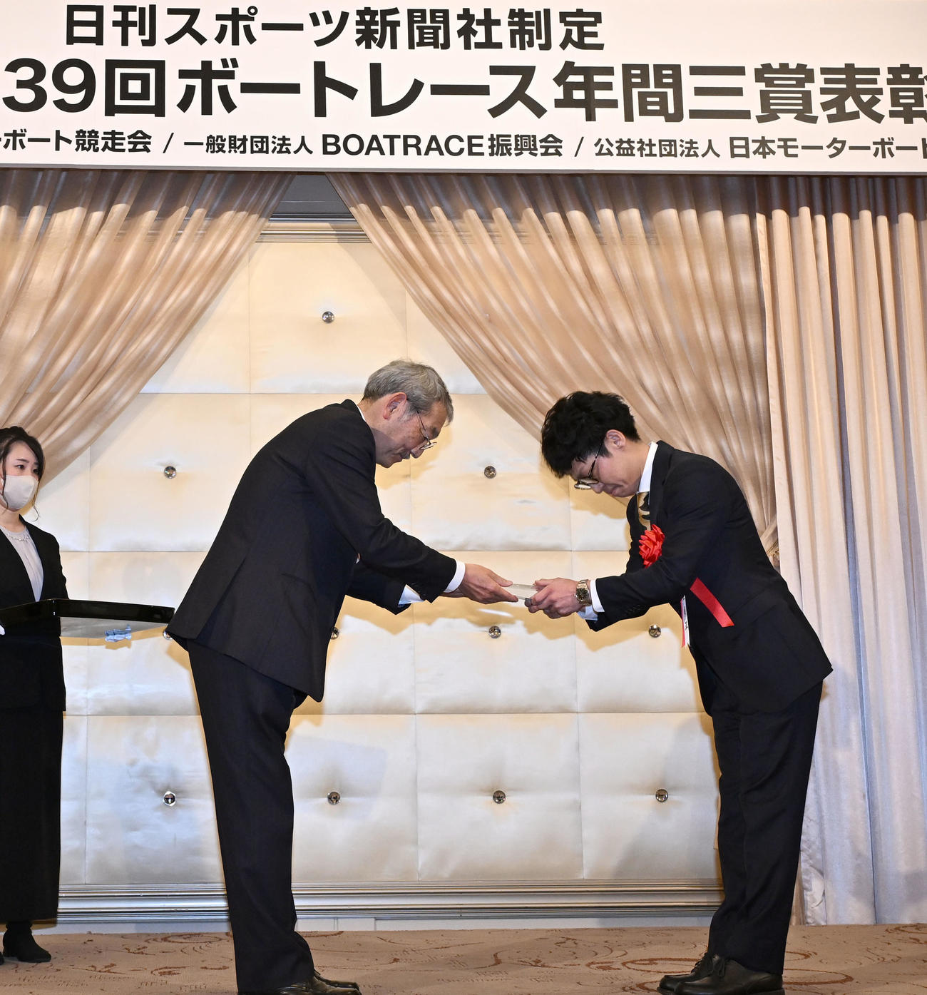 年間三賞の表彰式で、技能賞を受賞し、日刊スポーツ新聞社の高田社長からトロフィーを贈られる桐生順平（右）（撮影・千葉一成）