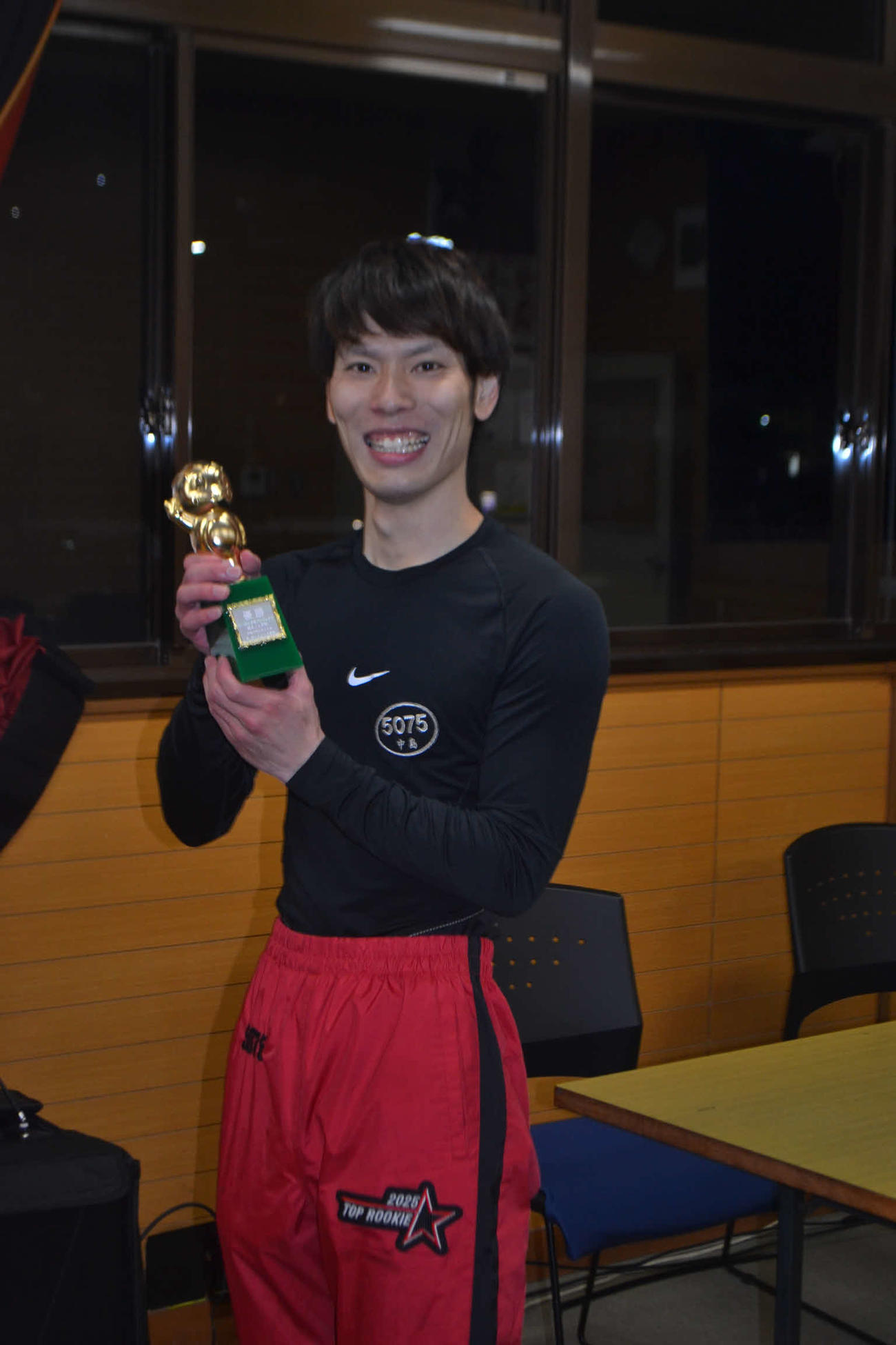 3コース差しで今年初優勝を飾った中島秀治が笑顔でかっぱくんトロフィーを掲げた