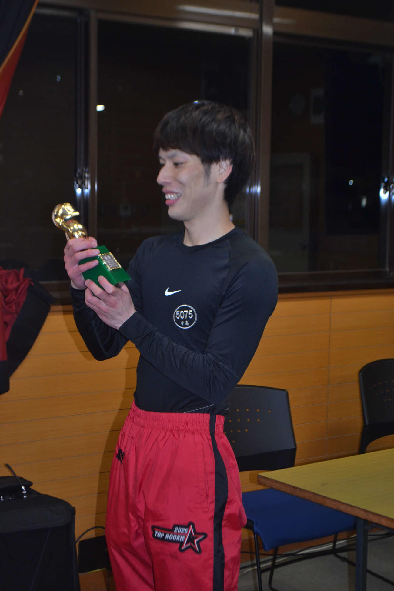 3コース差しで今年初優勝を飾った中島秀治がかっぱくんトロフィーをうれしそうに見つめた