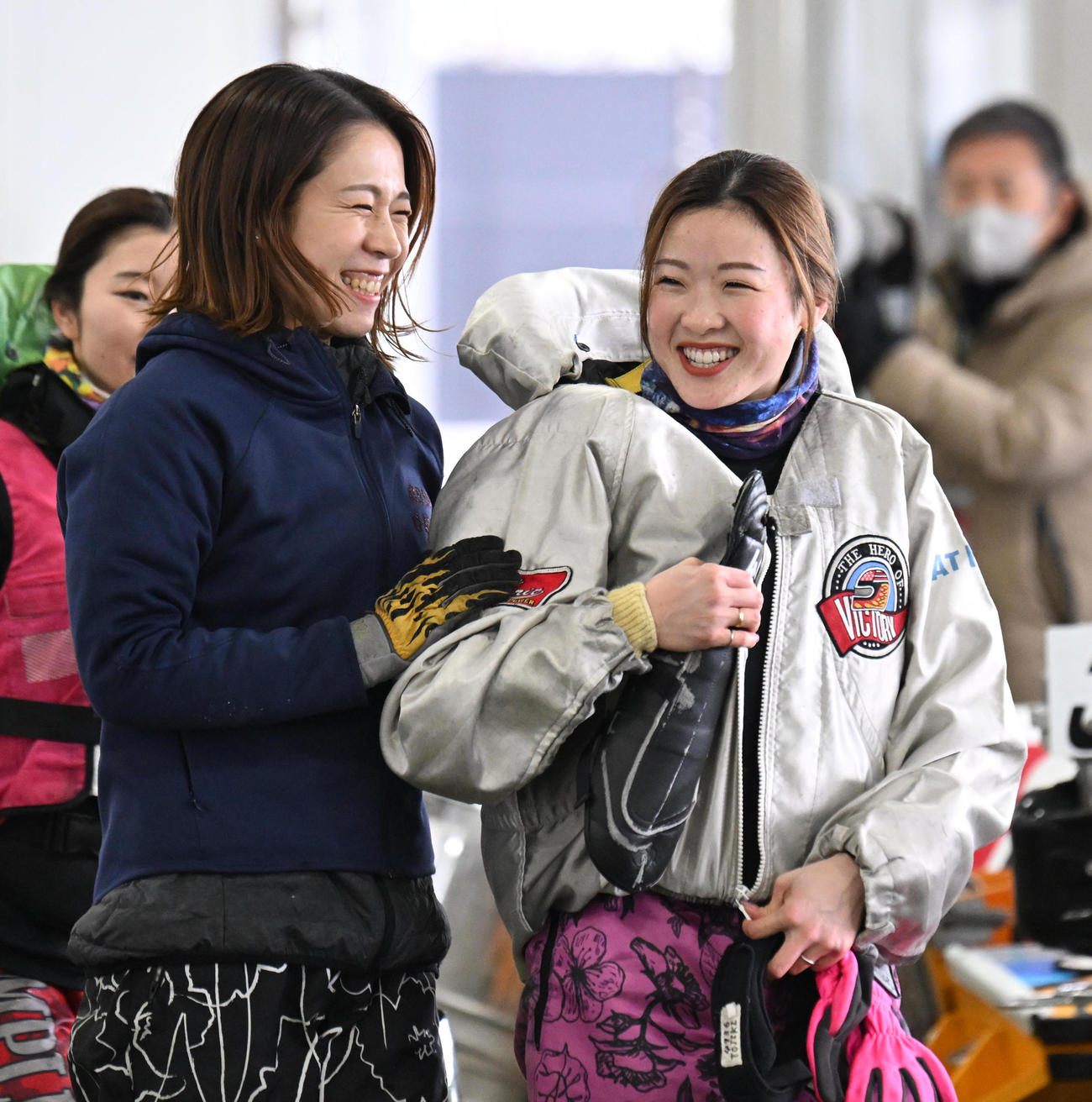 G1初勝利を挙げた戸敷晃美（右）は山本梨菜の祝福を受ける（撮影・前岡正明）