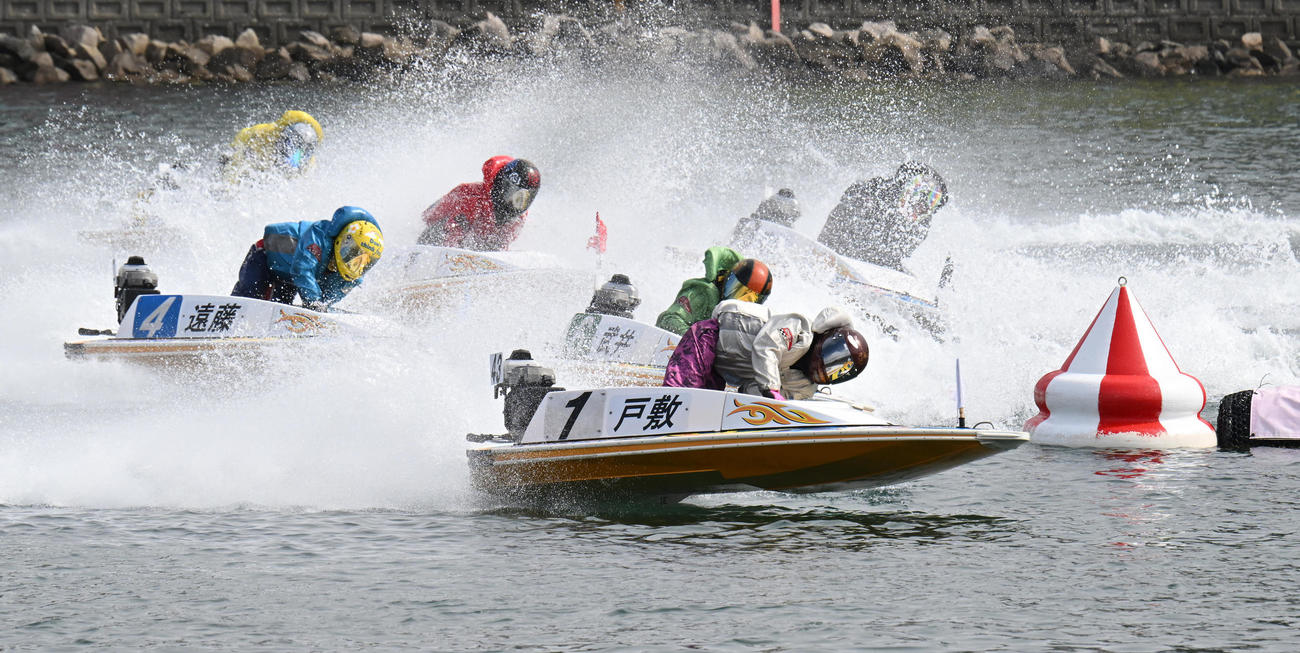3R・1周2Mを先頭でターンする戸敷晃美（手前）（撮影・前岡正明）