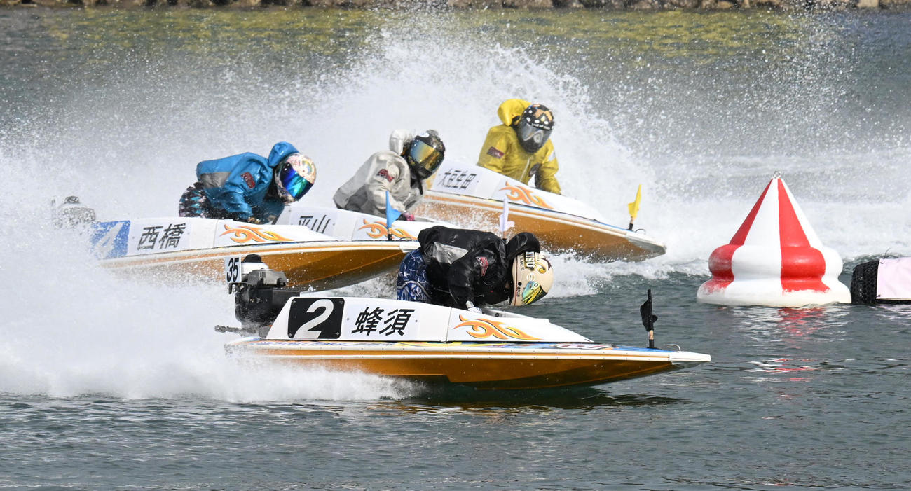 8R・1周2Mを先頭でターンする蜂須瑞生（手前）（撮影・前岡正明）