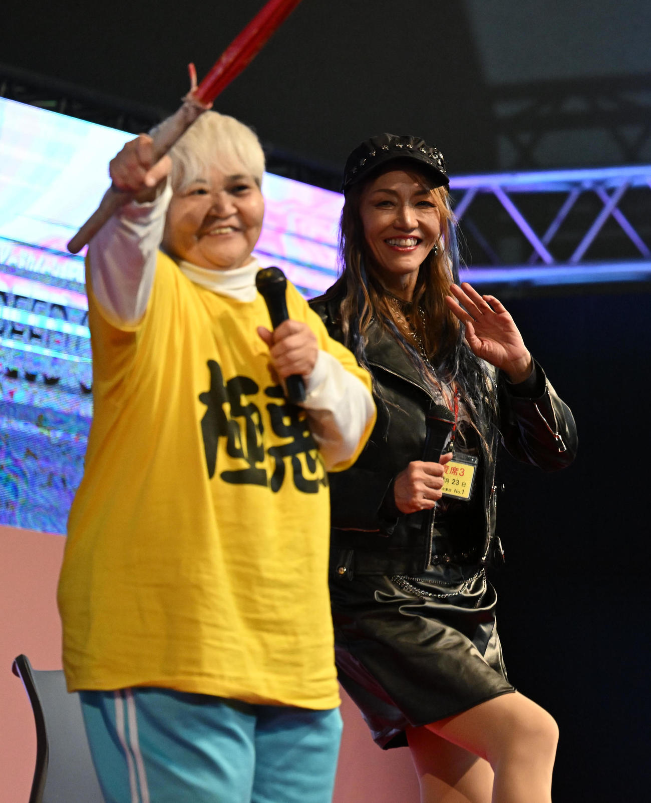 トークショーを行った極悪同盟のダンプ松本（左）とブル中野（撮影・前岡正明）