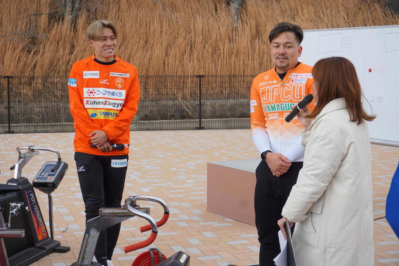 トークショーを行ったレノファ山口MF横山塁（左）と安本昇平
