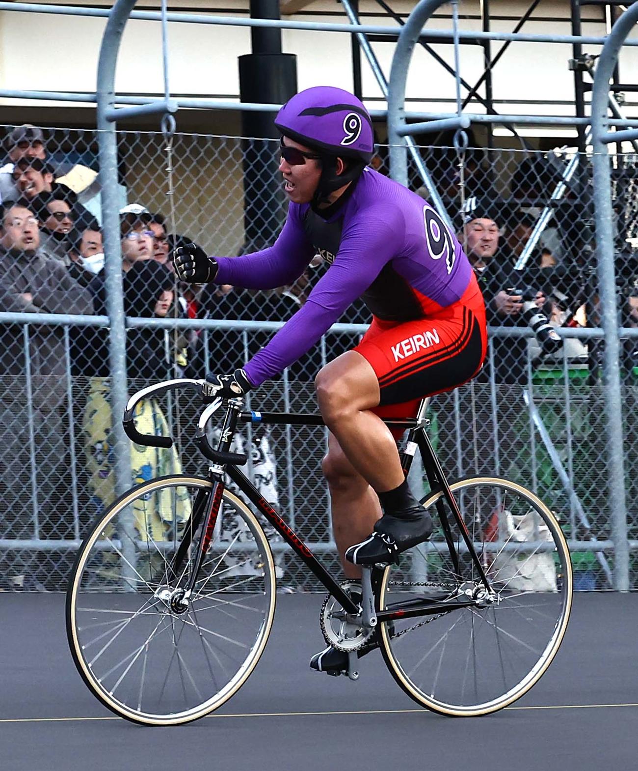 第40回全日本選抜競輪　12R、優勝した脇本雄太はガッツポーズをする（撮影・上田博志）