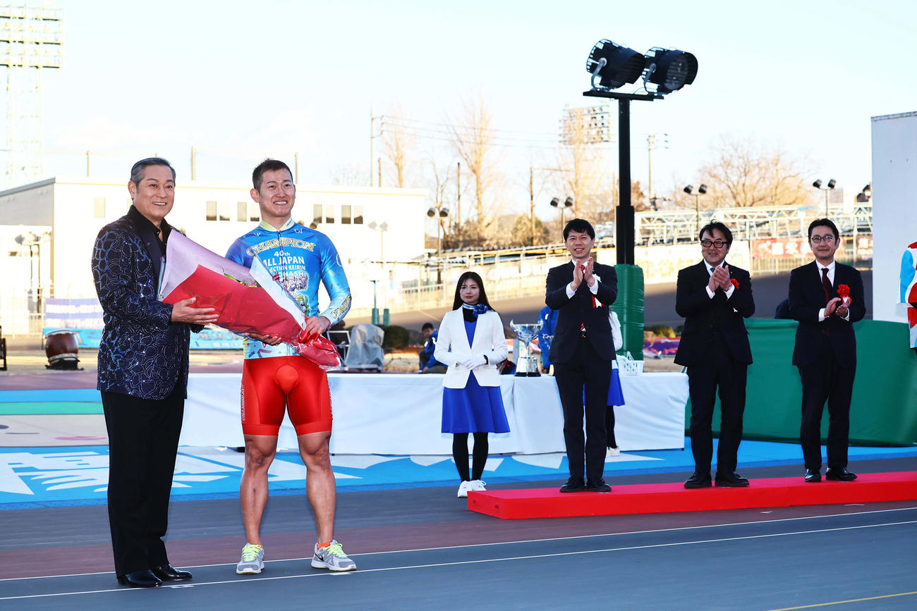 第40回全日本選抜競輪　俳優の松平健（左）から花束を受け取り笑顔を見せる脇本雄太（撮影・上田博志）